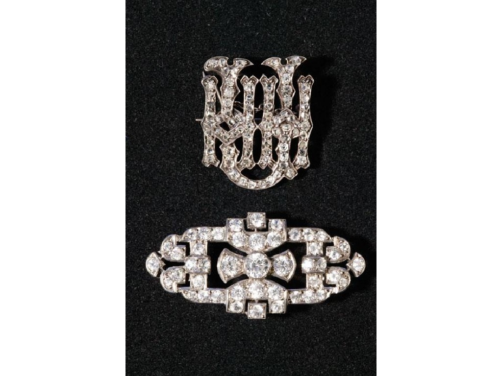 Appraisal: AN ART DECO DESIGN BROOCH set brilliant-cut clear stones in