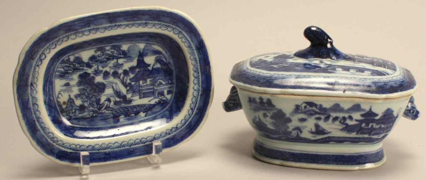 Appraisal: CHINESE EXPORT CANTON PORCELAIN COVERED SAUCE TUREEN th CenturyWith blue