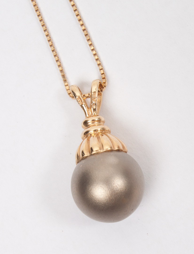 Appraisal: Lady's K gold and gray pearl necklace the pearl mm