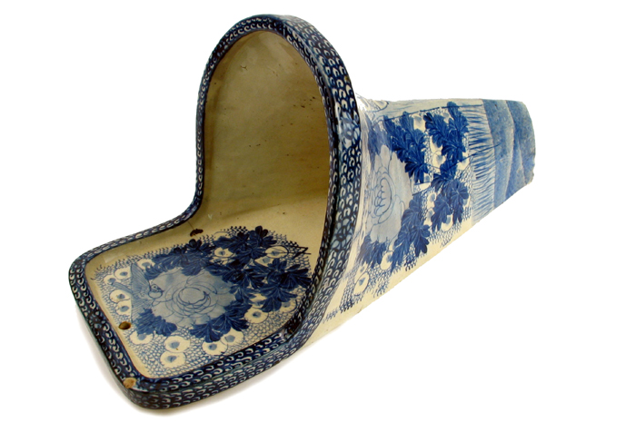 Appraisal: A JAPANESE PORCELAIN WALL MOUNTED URINAL from the Meiji Period