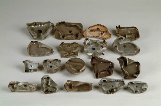 Appraisal: EIGHTEEN TIN FIGURAL HANDLED COOKIE CUTTERS Includes lion birds horse