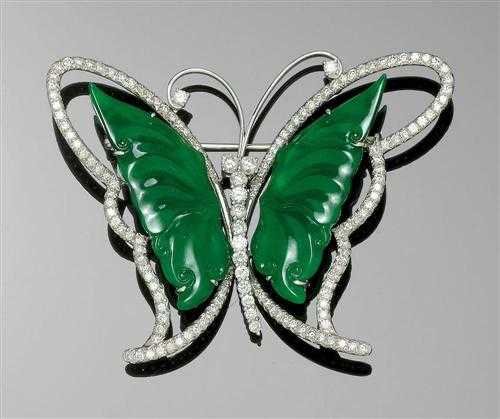 Appraisal: JADEITE AND BRILLIANT-CUT DIAMOND BROOCH White gold Very decorative brooch