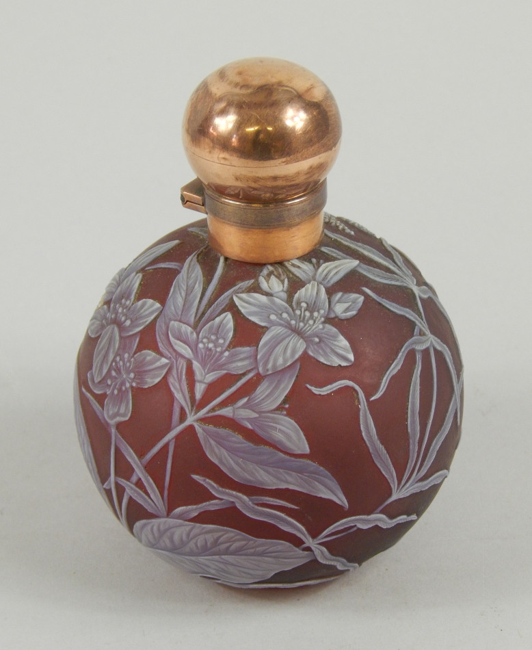 Appraisal: A Victorian cameo glass scent bottle decorated with flowers and