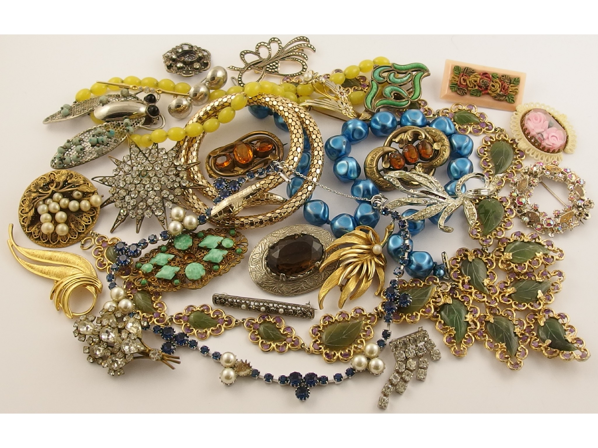 Appraisal: A collection of vintage costume jewellery to include a statement