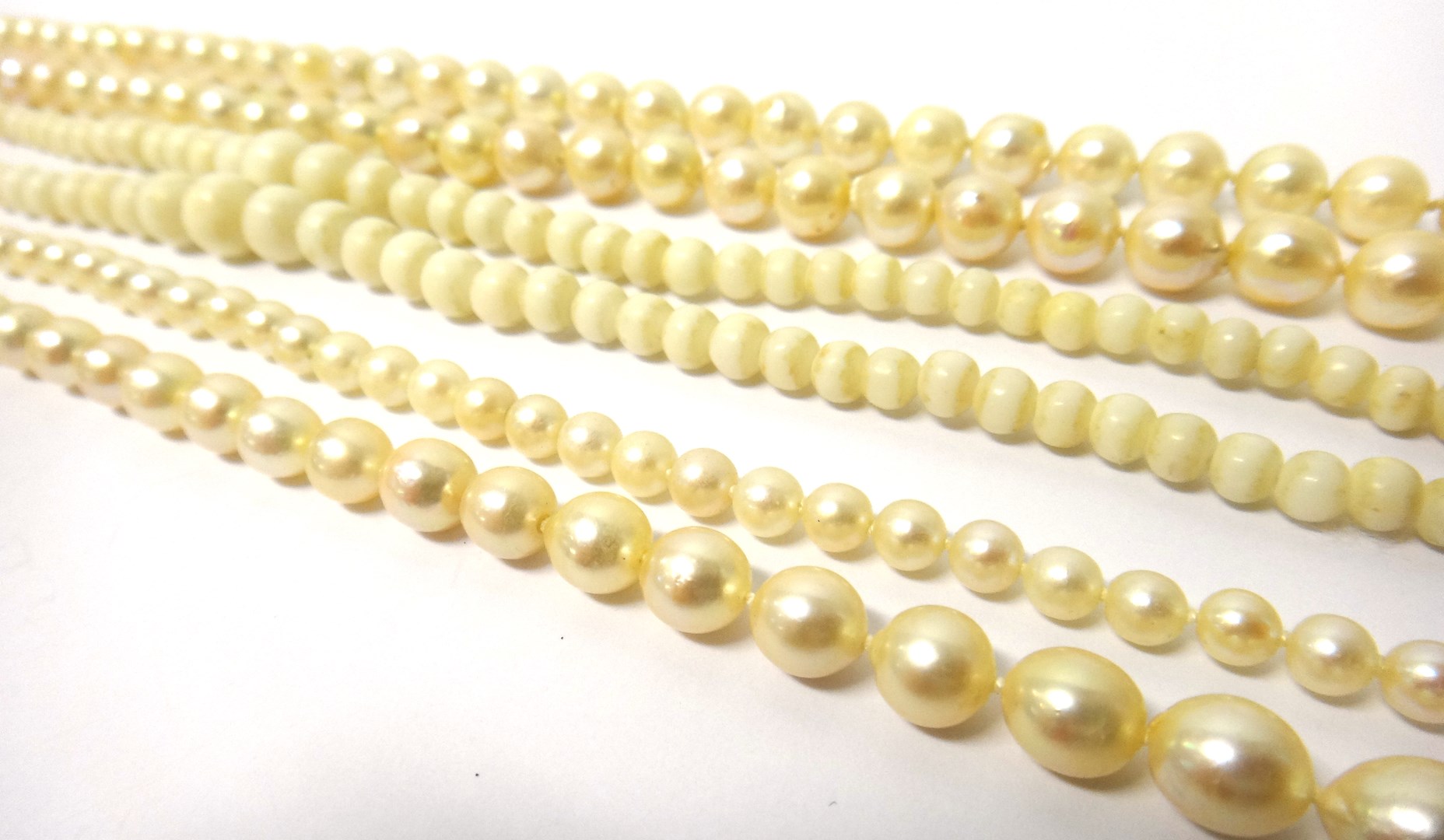 Appraisal: A two row necklace of graduated cultured pearls on a