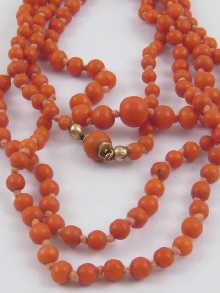 Appraisal: A graduated coral bead necklace with a yellow metal tests