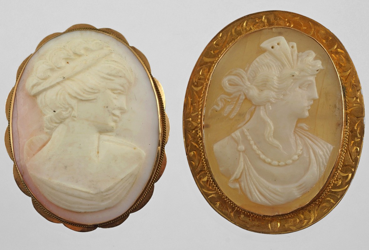 Appraisal: Unmarked YG oval carved shell cameo pins busts of women