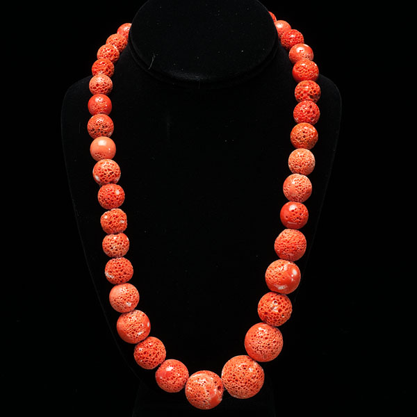 Appraisal: Chinese late th century A beaded necklace with graduating coral