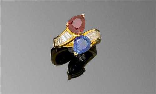 Appraisal: RUBY SAPPHIRE AND DIAMOND RING Yellow gold Classic-elegant crois model