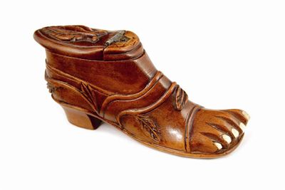 Appraisal: A th century carved treen snuff shoe with a hinged