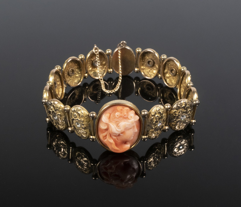 Appraisal: ANTIQUE VICTORIAN LADIES K GOLD BRACELET Bracelet with central oval