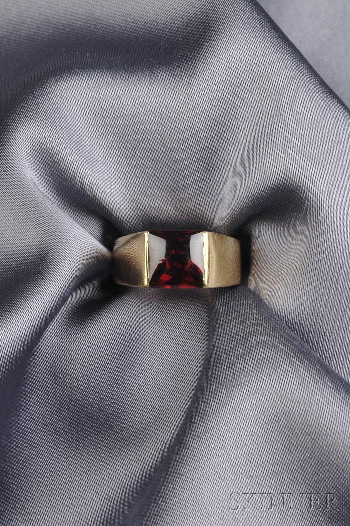 Appraisal: kt Gold and Garnet Tank Ring Cartier set with a