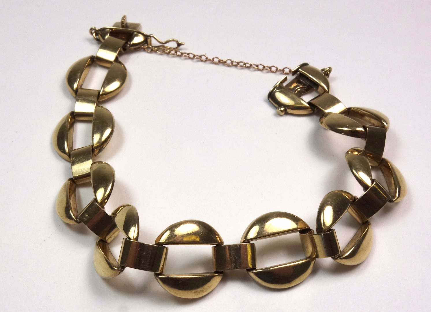 Appraisal: A ct gold bracelet in the form of open round