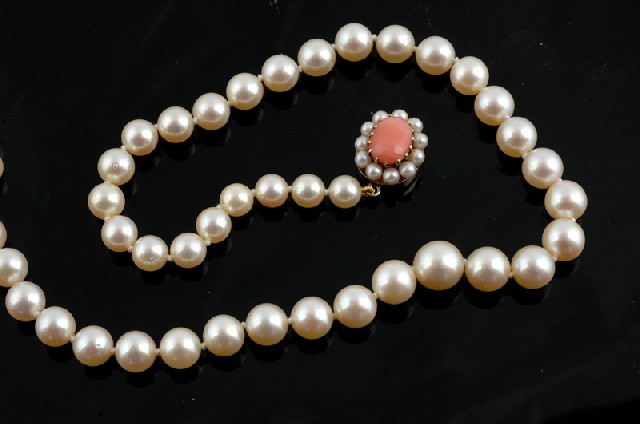 Appraisal: A cultured pearl necklace The cream pearls measuring mm to