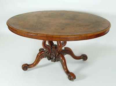 Appraisal: A VICTORIAN BURR WALNUT LOO TABLE the tip up quarter