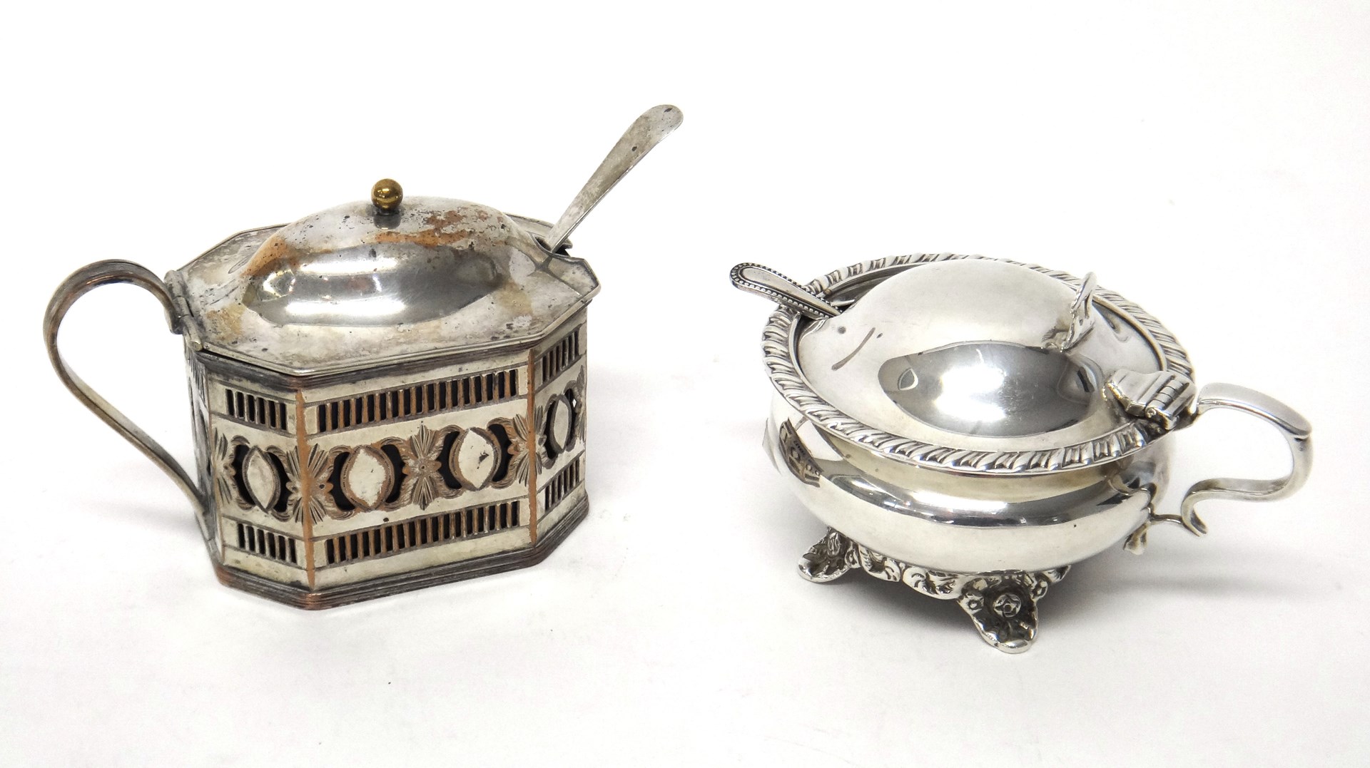 Appraisal: Silver comprising a hinge lidded mustard pot of circular form