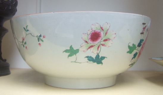 Appraisal: A large 'famille-rose' porcelain punchbowl Qing dynasty Qianlong - painted