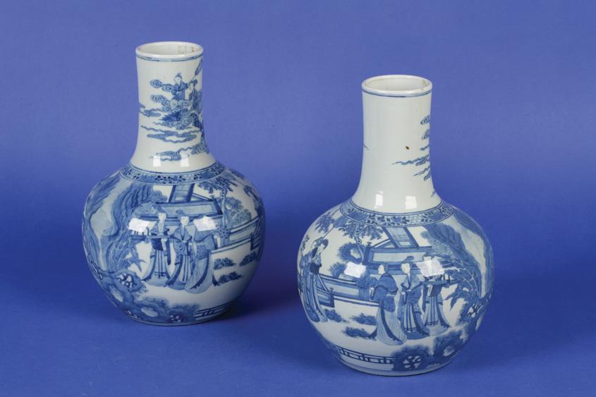 Appraisal: A PAIR OF CHINESE BLUE AND WHITE BOTTLE VASES in