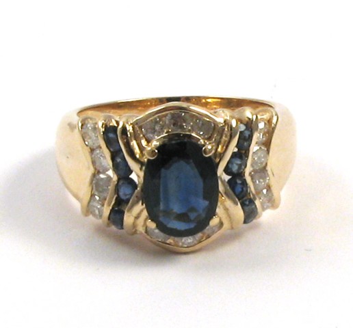 Appraisal: SAPPHIRE DIAMOND AND YELLOW GOLD RING K yellow gold band