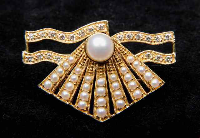 Appraisal: AN ART DECO STYLE BROOCH with a pearl set star