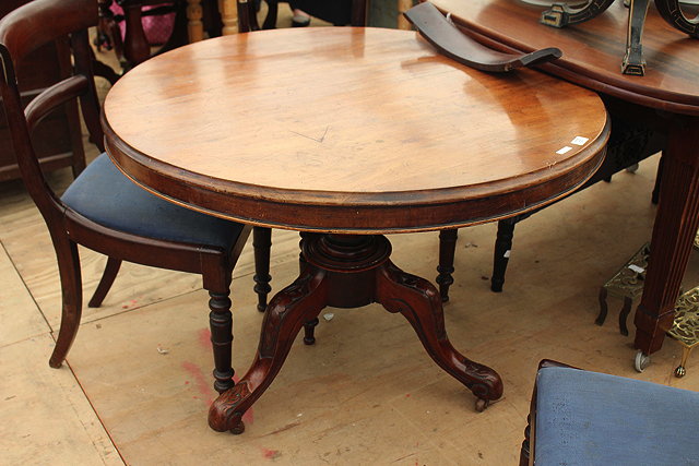 Appraisal: A CIRCULAR MAHOGANY BREAKFAST TABLE on a tripod base cm