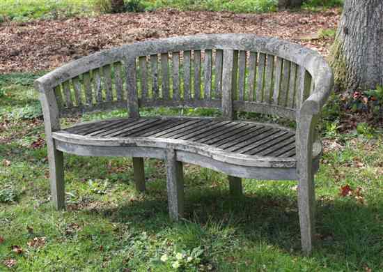 Appraisal: A curved wooden garden bench Estimate - Descriptions provided in