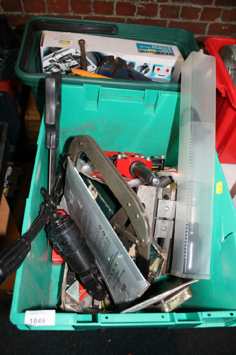 Appraisal: A quantity of tools including bench vice etc