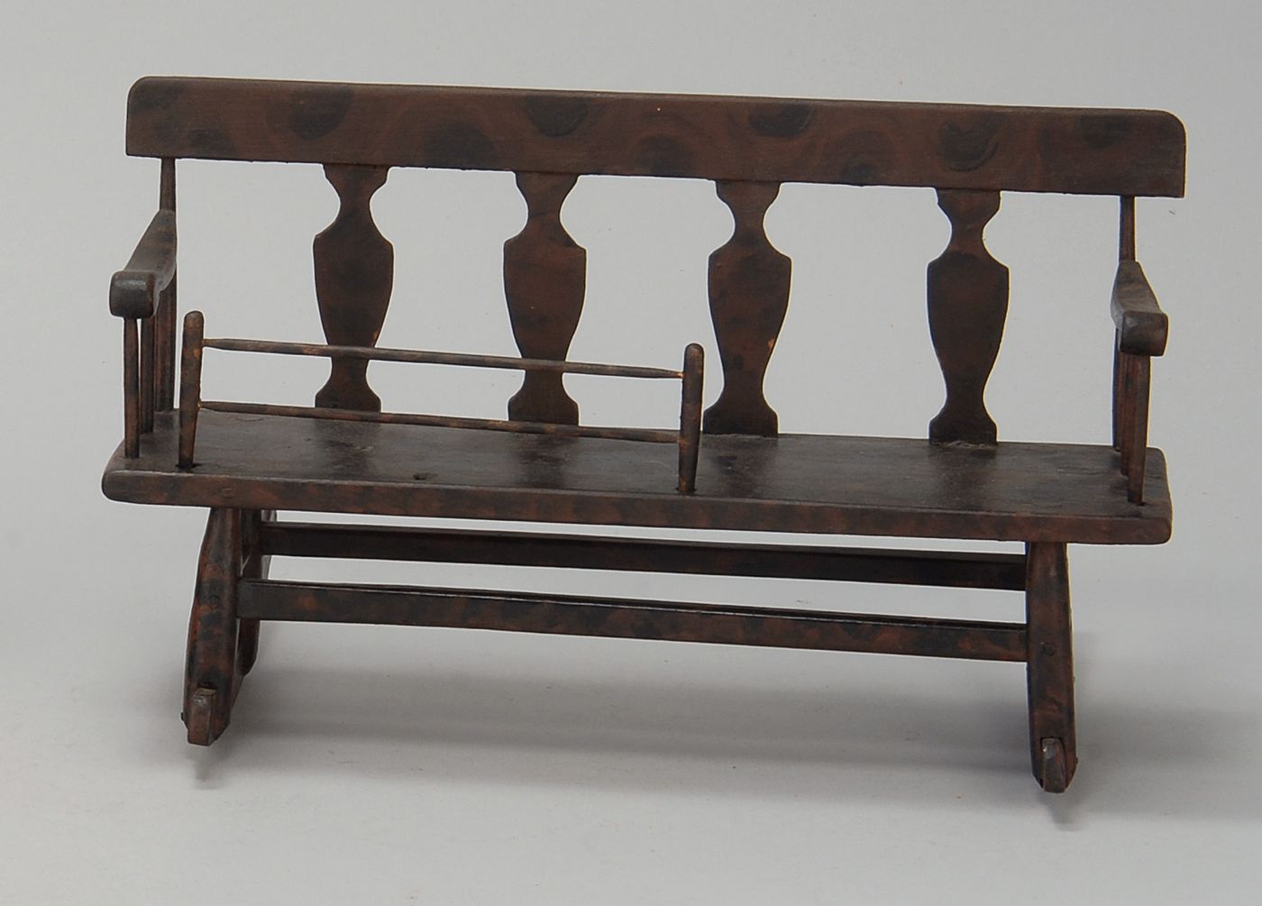 Appraisal: RARE MINIATURE MAMMY'S BENCH In pine with old finish Length