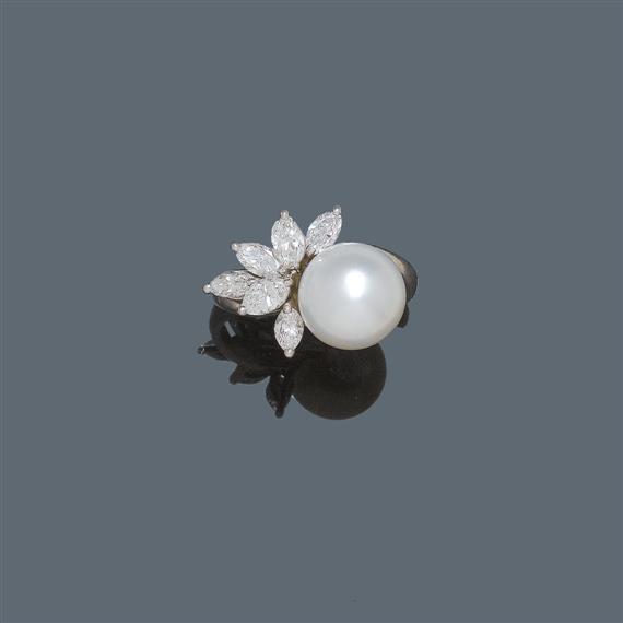 Appraisal: PEARL AND DIAMOND RING White gold Elegant ring the top