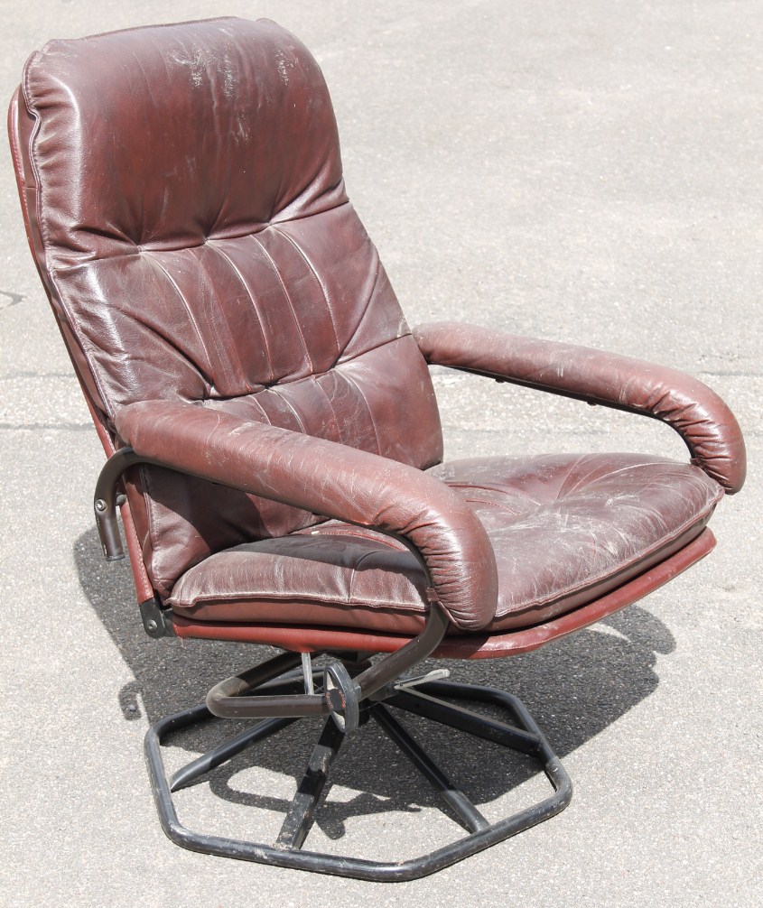 Appraisal: A retro design office swivel chair in crimson button back