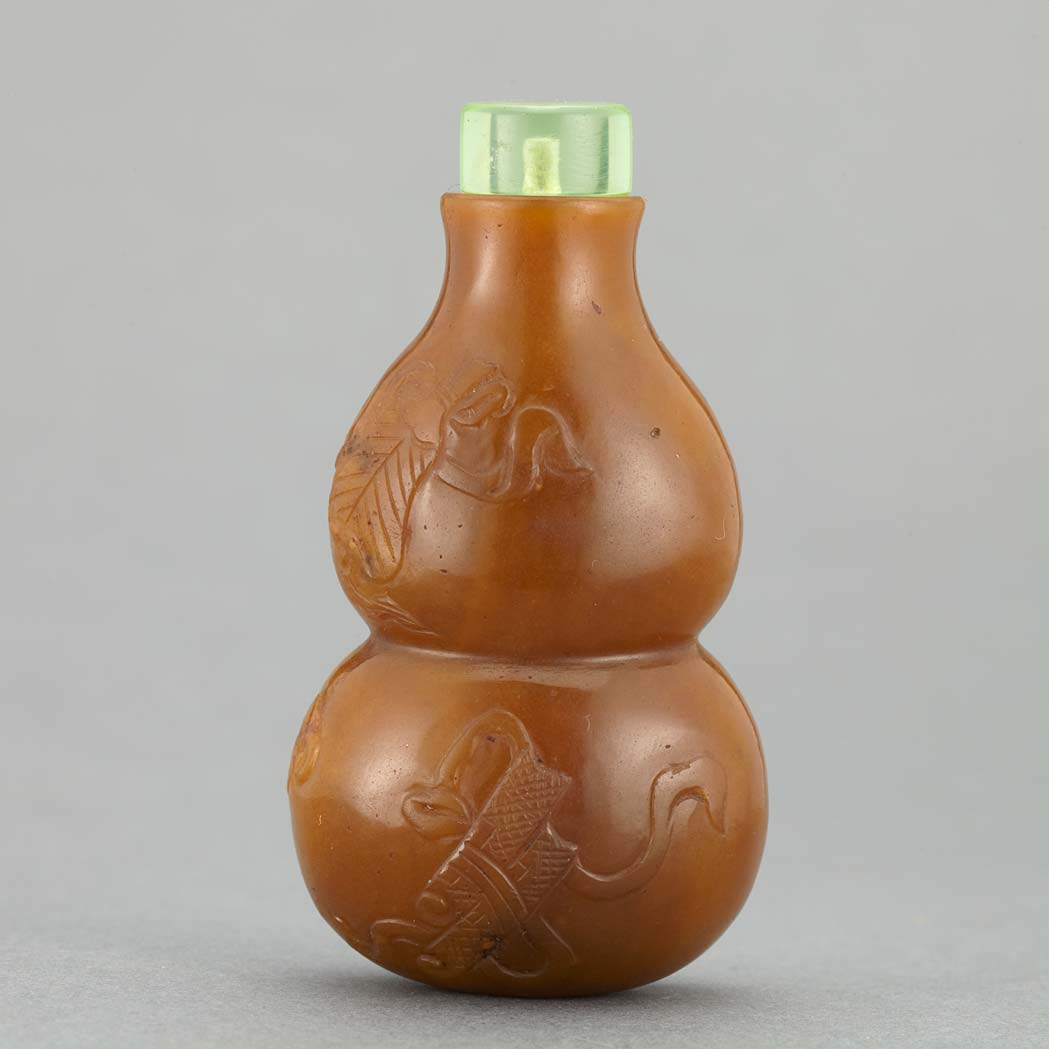 Appraisal: Chinese Hardstone Snuff Bottle th Century The double gourd form