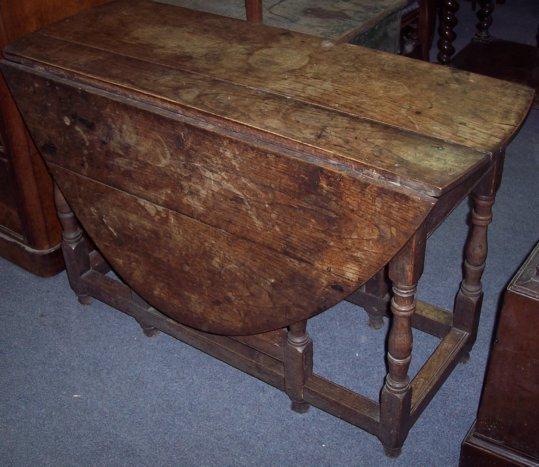 Appraisal: An oak gateleg table circa with two-flap top on turned