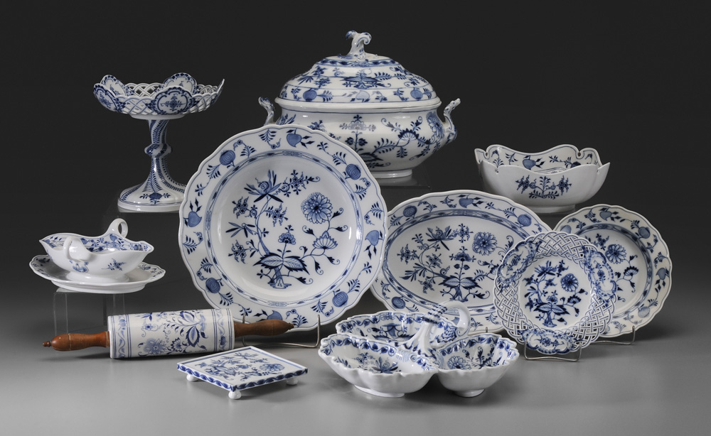 Appraisal: Set of Meissen Porcelain German early th century pieces Blue