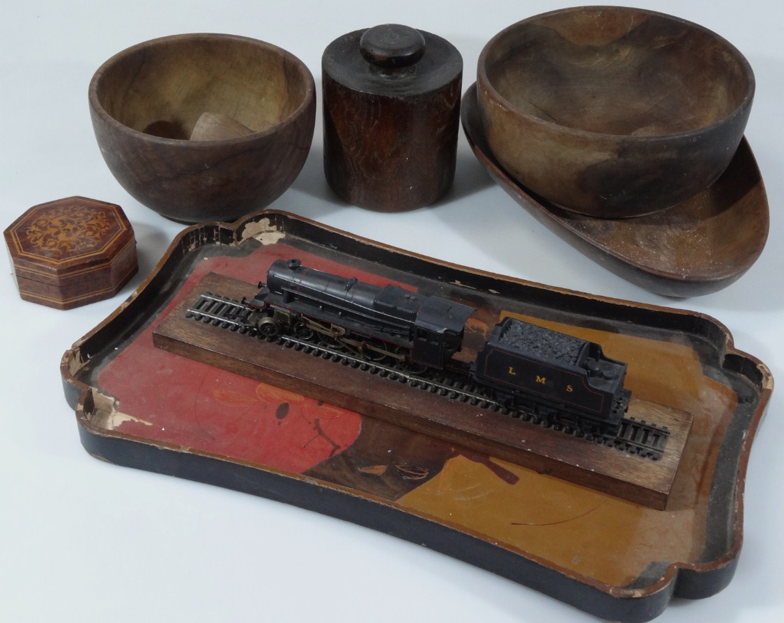 Appraisal: Various treen etc to include a thC elm pie mould