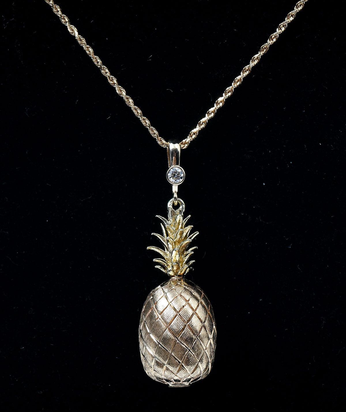 Appraisal: K PINEAPPLE PENDANT ROPE CHAIN Well done detailed pineapple pendant