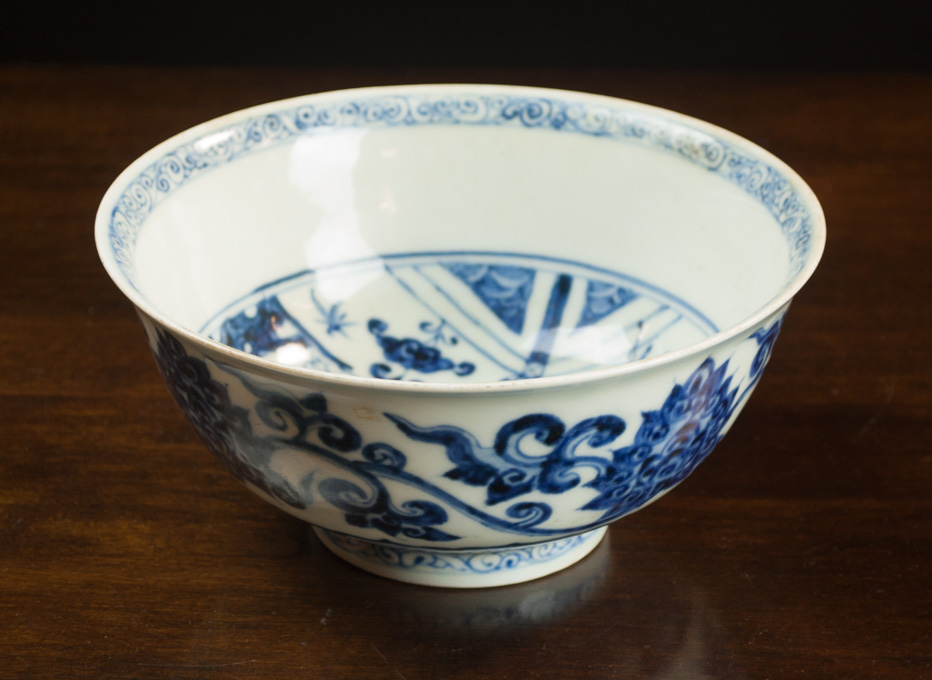 Appraisal: CHINESE PORCELAIN MING STYLE BOWL decorated with a blue and