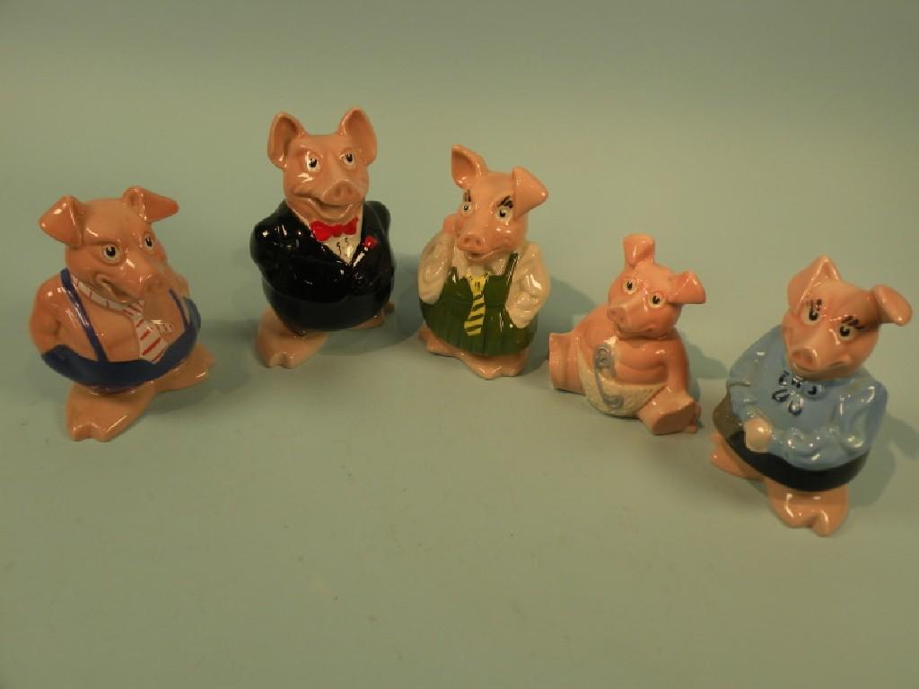 Appraisal: A set of five Wade Nat West pigs