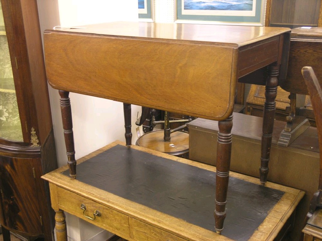 Appraisal: A Victorian mahogany Pembroke table with single frieze drawer on