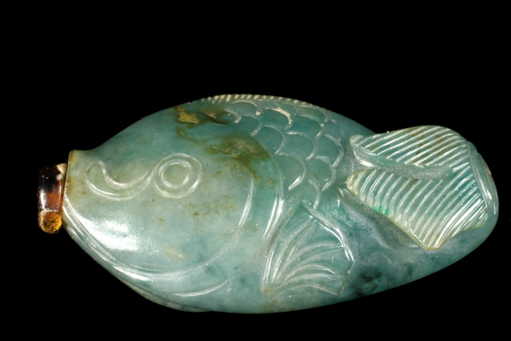 Appraisal: CHINESE JADE SNUFF BOTTLE - Antique Fish Form Snuff Bottle