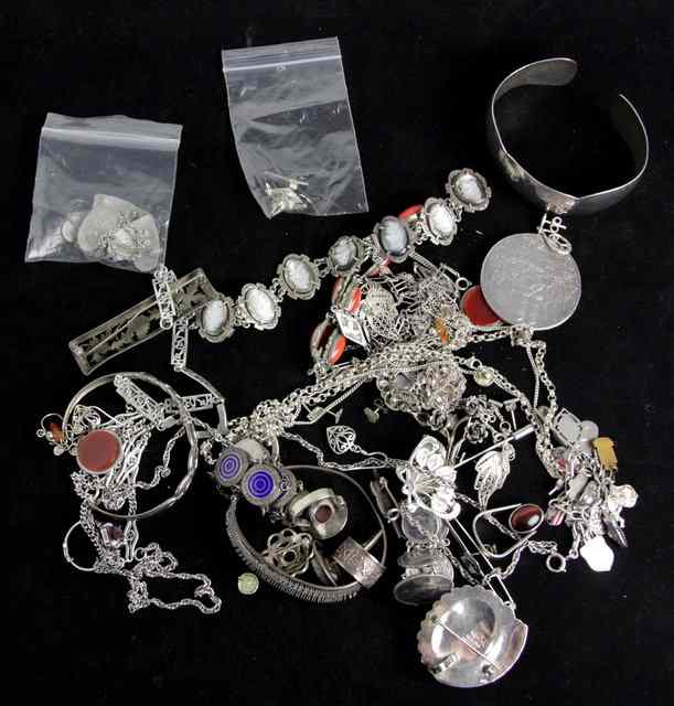 Appraisal: Sundry silver and white metal jewellery