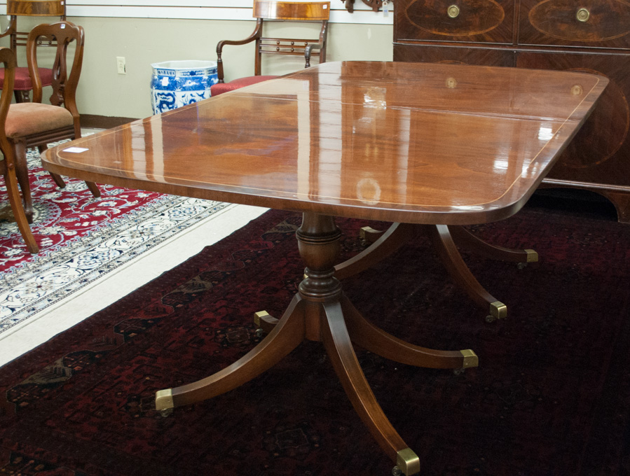 Appraisal: FEDERAL STYLE MAHOGANY DINING TABLE WITH TWO LEAVES American early