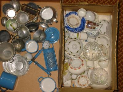 Appraisal: A quantity of doll's pottery and glass tea ware and