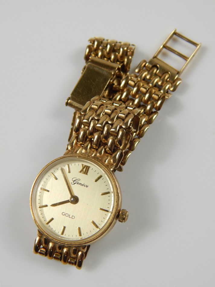 Appraisal: A ladies Geneve gold plated wristwatch