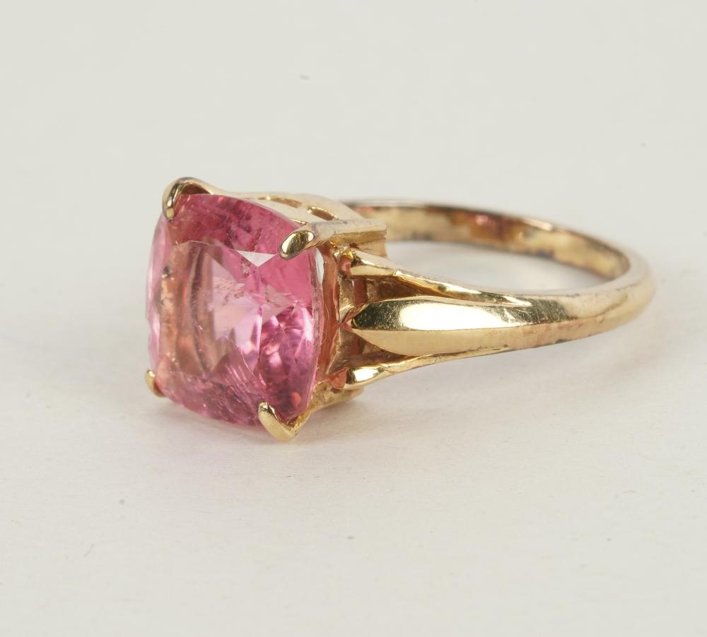 Appraisal: KARAT YELLOW GOLD PINK TOURMALINE RINGcentering one square cushion cut