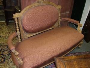 Appraisal: A Victorian walnut settee the carved raised pierced padded back