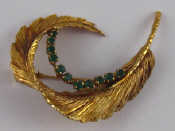 Appraisal: A yellow metal tests carat gold emerald brooch approx cm