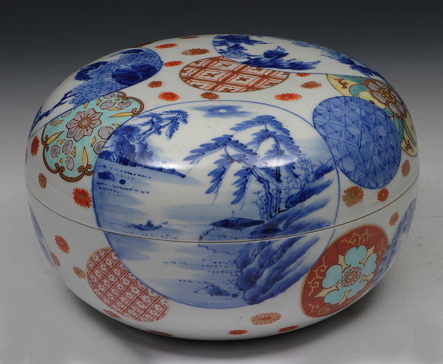 Appraisal: A JAPANESE ARITA PORCELAIN BOX and cover with mark of