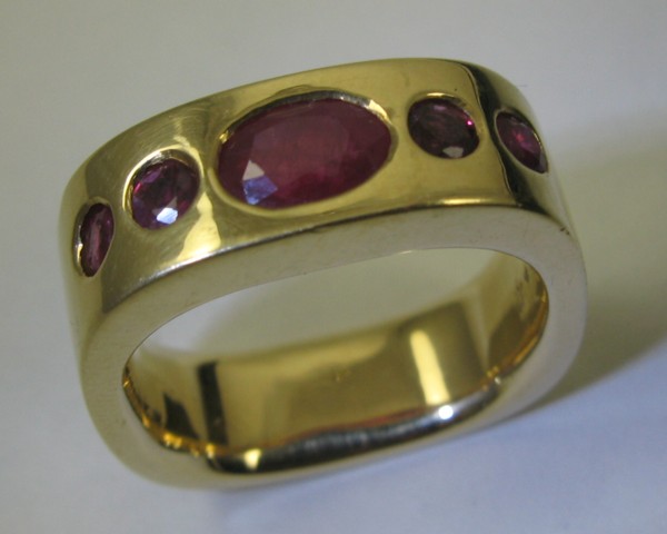 Appraisal: MAN'S RUBY AND EIGHTEEN KARAT GOLD RING the top of