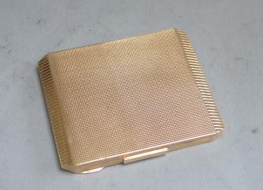 Appraisal: A ladies ct gold rectangular powder compact fitted with a