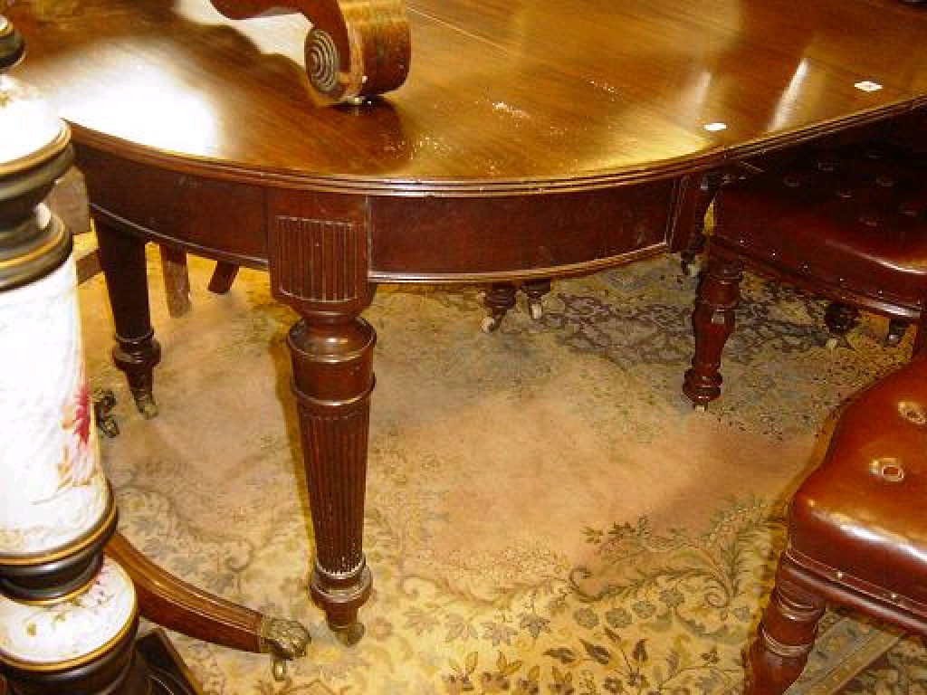 Appraisal: An Edwardian mahogany dining table of oval form fitted with